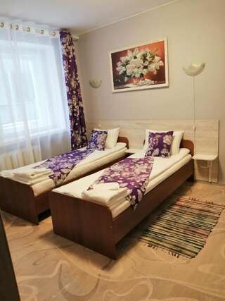 Гостиница Пелысь Сыктывкар Двухместный номер с 2 отдельными кроватями и общей ванной комнатой-4
